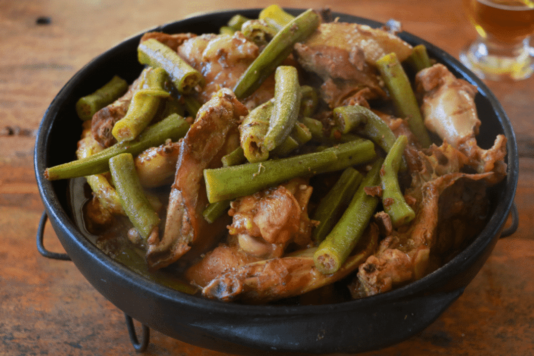 Frango caipira com quiabo (Imagem: Gabriela Carrara | Shutterstock)