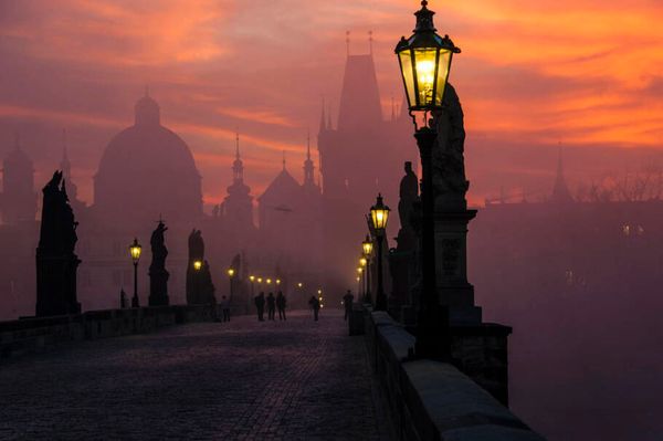 A ponte Carlos, um dos cartões-postais de Praga, na República Tcheca