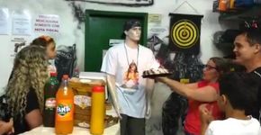 Sem o aniversariante, família faz festa para manequim