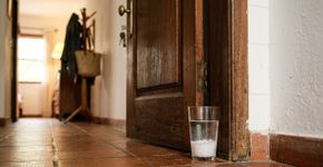 Para não ter pesadelos e recomendado usar sal grosso para blindar a porta