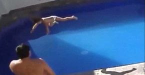 Padastro joga menina na água até matá-la