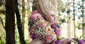 Inspirado em “Alice no País das Maravilhas”, 1000 flores cobrem modelo em ensaio fotográfico