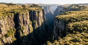 Paredões verticais de até 700 metros surgem onde o planalto parece ter sido cortado a faca: o parque de 17,2 mil hectares na divisa entre Rio Grande do Sul e Santa Catarina marcado por cânions e trilhas de mirante