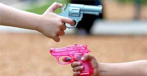 Campanha troca armas de brinquedo por livros e gibis no DF