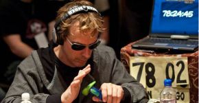 Homem joga poker por 115 horas e ajuda pessoas com câncer