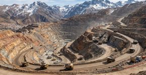 O que eles descobriram na cordilheira dos Andes, entre Argentina e Chile, não é uma mina qualquer, mas um depósito colossal contendo até 84 bilhões de libras de cobre, dezenas de milhões de onças de ouro e prata, e um potencial que já está revolucionando o mercado