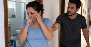 Mulher misturou dois produtos que sempre usava separadamente para limpar o banheiro, fechou a porta para o cheiro não espalhar pela casa e percebeu poucos minutos depois que precisava sair dali imediatamente