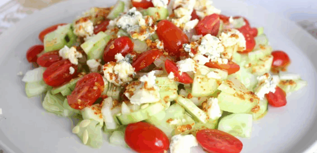 Esta receita de salada de pepino com molho picante tem tudo para se tornar sua preferida