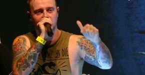 Cantor interrompe show para se manifestar contra cena de assédio