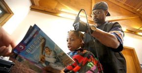 Barbeiro oferece corte de cabelo a crianças que leem livros para ele