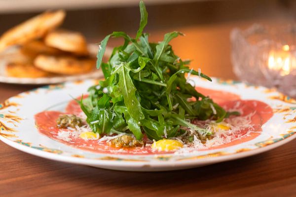 Carpaccio (R$69) com molho de mostarda Dijon