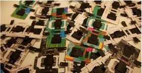 Indiano cria microscópio de papelão que custa só US$ 0,50 e amplia 2.000 vezes a imagem