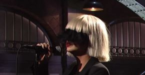 Sia surpreende a ser totalmente honesta sobre atraso para show