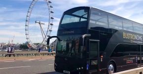 Restaurante em ônibus de dois andares faz delicioso tour por Londres