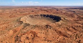 Em 2007, um geólogo encontrou um círculo de 260 metros no Google Earth; uma perfuração confirmou que era uma cratera de meteorito de ferro