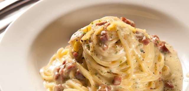Espaguete à carbonara diferentão e super fácil de fazer