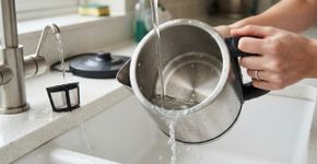 Despeje o refrigerante de cola que sobrou na chaleira elétrica: o truque ajuda a soltar o calcário acumulado