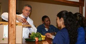 Médico receita alimentos orgânicos no lugar de medicamentos para seus pacientes