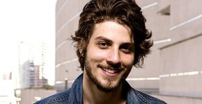 Chay Suede surpreende e aparece musculoso para nova novela