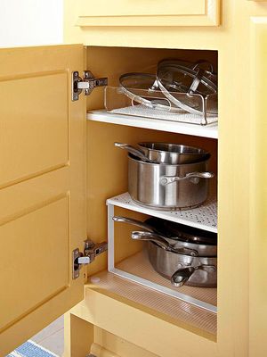 Adicione uma prateleira extra no armário - Imagem: Better Homes Gardens/ bhg.com