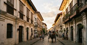 Fundada no século XVI e planejada segundo modelos coloniais espanhóis, uma cidade das Filipinas misturou técnicas locais, influências chinesas e arquitetura europeia: o núcleo histórico de Vigan que preserva uma paisagem urbana rara na Ásia