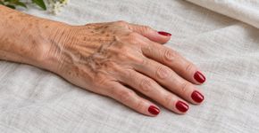 Depois dos 60: 6 cores de esmalte que disfarçam manchas nas mãos e deixam a aparência mais jovem