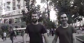 Em vídeo, casal gay anda de mãos dadas e é atacado com chutes e spray de pimenta
