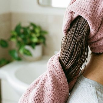 Featured mobile: Toalha de algodão ou microfibra? Teste revela qual reduz mais o frizz do cabelo; entenda a diferença no dia a dia