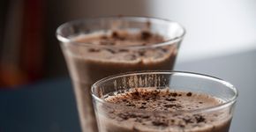 Veja como fazer café mocha com leite de amêndoas