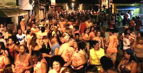Desfile do bloco de carnaval em Piraporinha