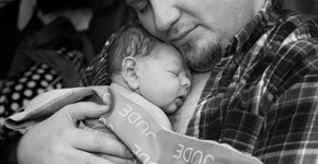 Fotos emocionantes retratam o encontro de pais com seus filhos recém-nascidos
