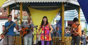 O grupo Paranga apresenta marchinhas de carnaval