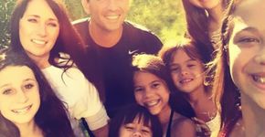Casal adota quatro filhas de amiga que morreu de câncer