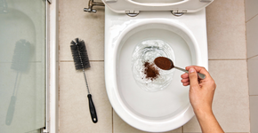 Uma colherada basta: é por isso que cada vez mais pessoas estão jogando borra de café no vaso sanitário