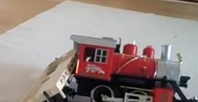 Menino usa trem de brinquedo para testar segurança sobre trilhos