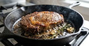O cheiro da carne dourando não aparece por acaso: a reação entre açúcares e proteínas que transforma o sabor e explica por que cozinhar em água produz outro resultado