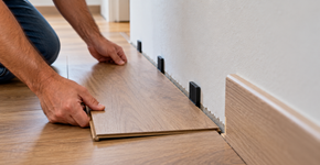 Colocar piso laminado encostado na parede: por que alguns milímetros de folga evitam que as réguas levantem quando o material se expande
