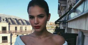 Bruna Marquezine dá beijão em galã embaixo d’água