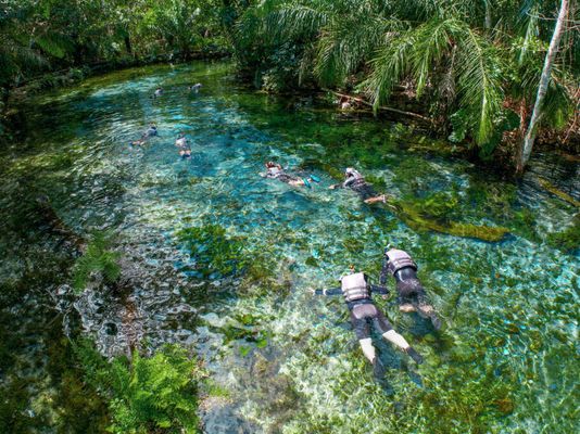 A flutuação ocorre em águas cristalinas