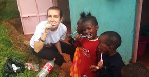 Brasileira cria ONG para levar educação humanizada para África