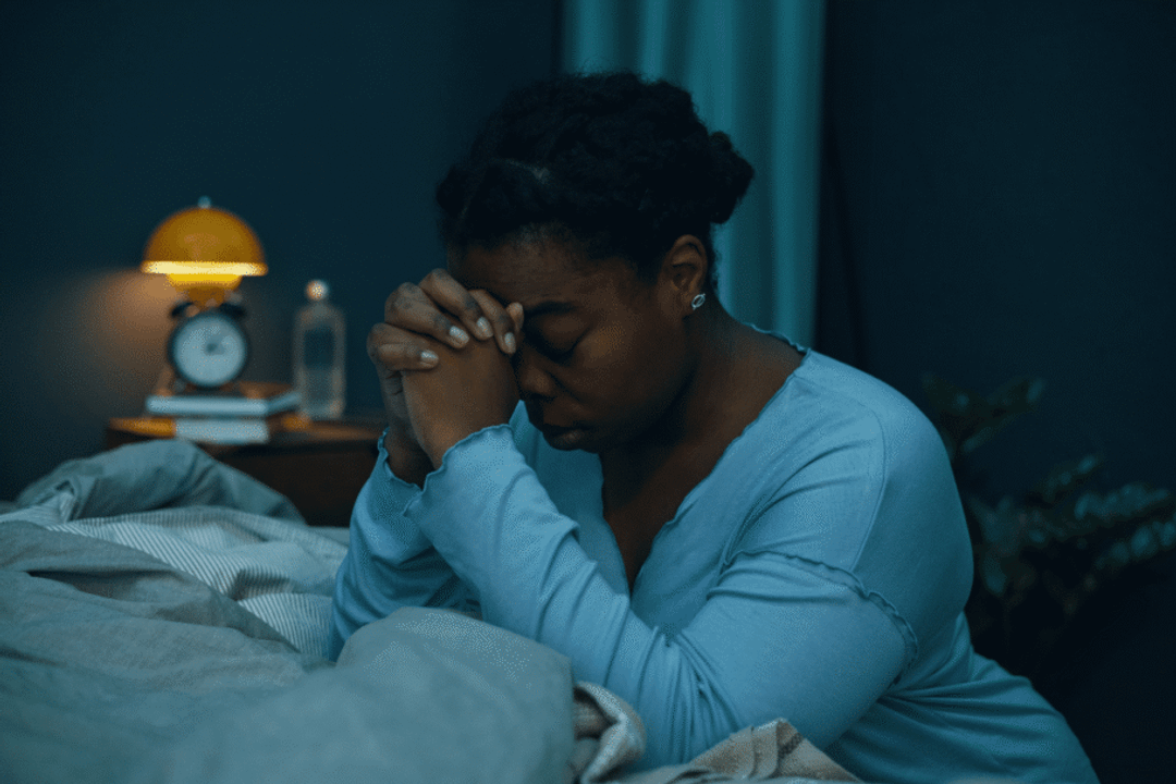 A oração e a respiração consciente podem favorecer momentos de tranquilidade antes de dormir (Imagem: Dragon Images | Shutterstock)