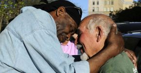 Aposentado de 82 anos corta cabelo de sem-teto em troca de abraços
