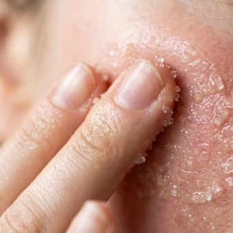 Featured mobile: Parece uma esfoliação natural e barata, mas o tamanho dos grãos pode mudar completamente o resultado