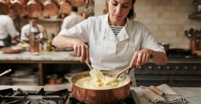 Os franceses concordam: “Para deixar o purê de batatas mais cremoso e delicado, o segredo é adicionar manteiga aos poucos durante o preparo.”