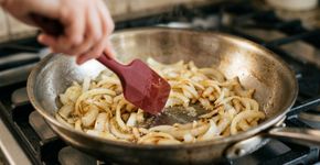 Aumentar o fogo para caramelizar cebola mais rápido pode acabar queimando o preparo: uma receita de Rita Lobo mostra por que essa etapa exige cerca de 30 minutos de paciência