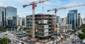 Enquanto no Brasil levamos 2 anos para construir um prédio, a China está empilhando módulos pré-fabricados para erguer um prédio de 10 andares em 28 horas