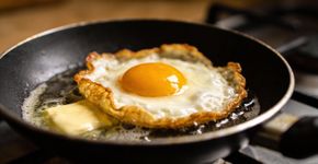 Simples, mas viciante: o ovo frito com toque de manteiga que transforma qualquer prato