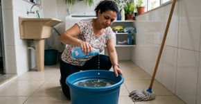 Colocar amaciante no balde para limpar o chão: por que os especialistas recomendam e para que serve
