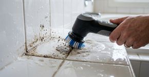 Adeus baldes e esfregões convencionais: a nova maneira de higienizar azulejos que diminui o esforço físico