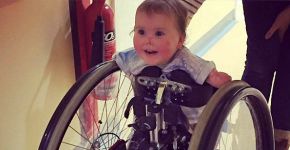 Bebê sobrevive a meningite e ‘anda’ com ajuda de cadeira de rodas